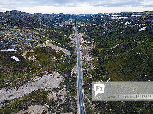 Russland  Gebiet Murmansk  Teriberka  Luftaufnahme einer geraden Asphaltstraße durch eine bergige Landschaft