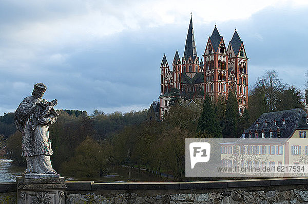 Deutschland  Hessen  Ansicht des Limburger Doms mit Statue davor