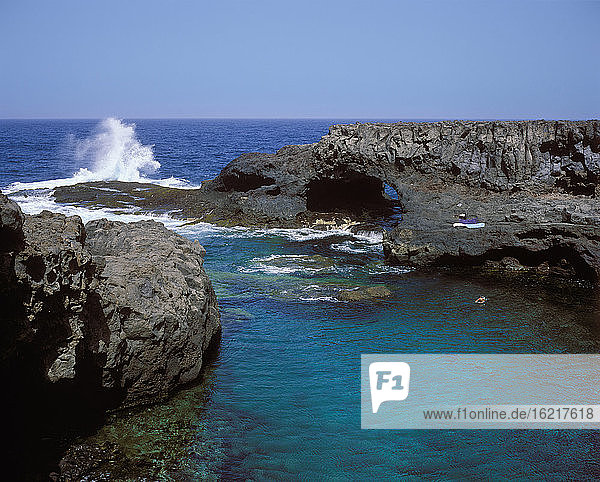 Spanien  Kanarische Inseln  El Hierro  Charco Manso  Blick aufs Meer mit Felsformation