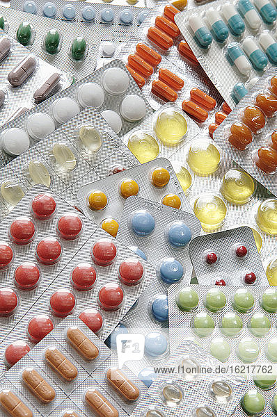 Mehrere Tabletten und Kapseln in Blisterpackungen  Nahaufnahme
