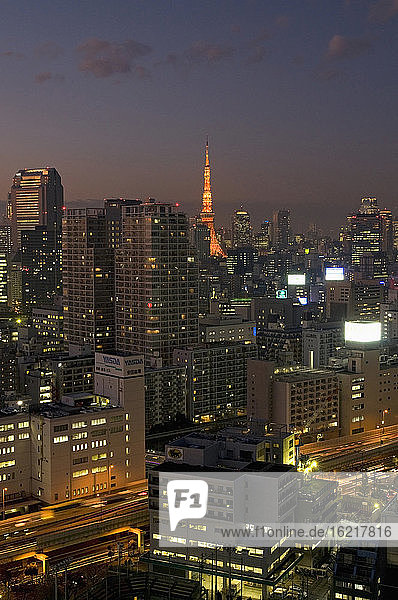 Japan  Skyline von Tokio  Tokio Tower bei Nacht