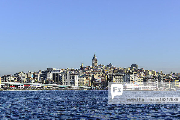 Türkei  Istanbul  Blick auf die Galata-Brücke und den Galata-Turm  Beyoglu am Goldenen Horn