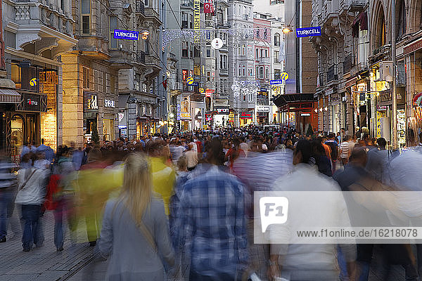 Türkei  Istanbul  Menschen gehen auf der Istiklal Caddesi Straße