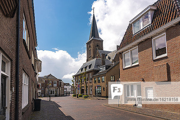 Niederlande  Südholland  Noordwijk  Leere Stadtstraße mit Kirchturm im Hintergrund