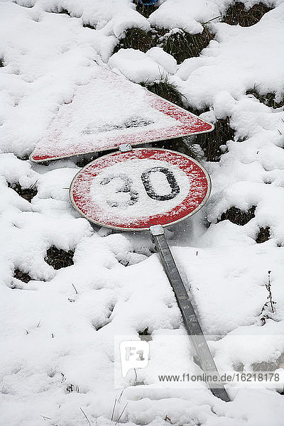 Deutschland  Straßenschild im Schnee
