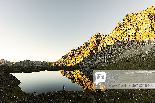 Wanderer am Kogelsee am Abend  Tirol  Österreich