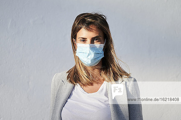 Geschäftsfrau mit Gesichtsschutzmaske während COVID-19