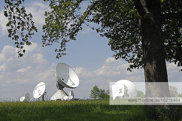 Deutschland  Bayern  Blick auf Satellitenschüssel bei Raisting