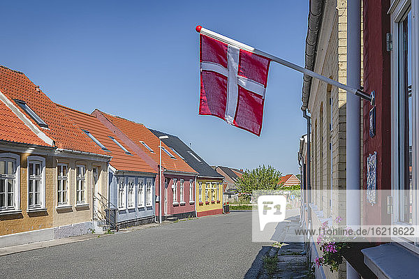 Dänemark  Region Süddänemark  Marstal  dänische Flagge hängt über leerer Stadtstraße
