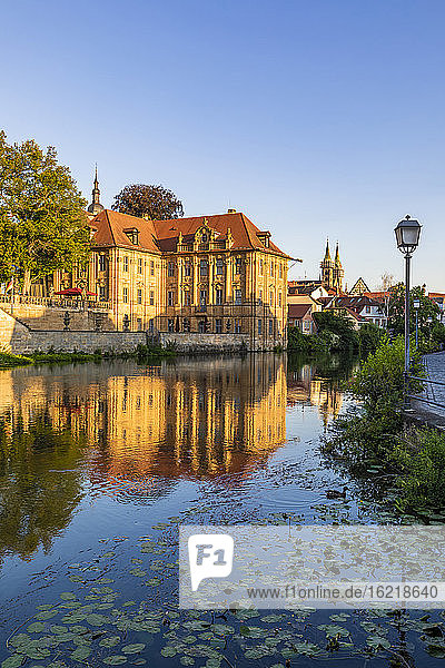 Deutschland  Bayern  Bamberg  Villa Concordia spiegelt sich im Fluss Regnitz