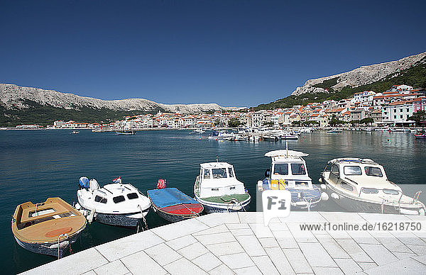 Kroatien  Blick auf ein vertäutes Boot im Hafen der Insel Krk
