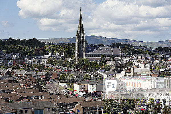 Vereinigtes Königreich  Nordirland  Grafschaft Derry  Ansicht der Stadt mit Kathedrale