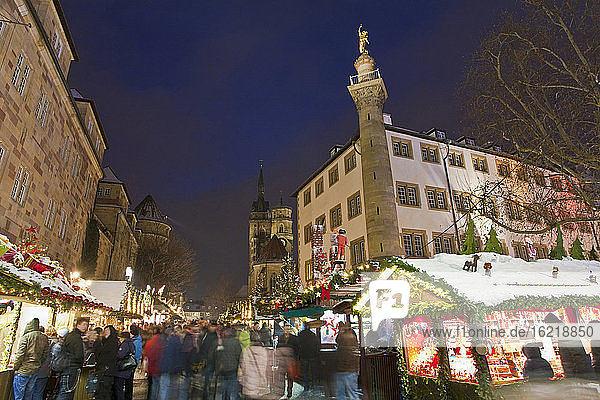 Deutschland  Baden Württemberg  Stuttgart  Weihnachtsmarkt bei Nacht