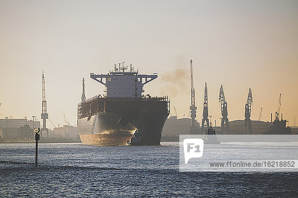 Deutschland  Hamburg  Schiff verlässt Hafen in der Abenddämmerung
