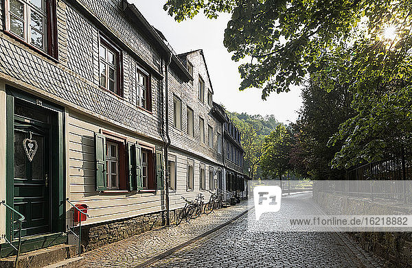 Deutschland  Nordrhein-Westfalen  Monschau  Historische Häuser entlang leerer Kopfsteinpflasterstraße