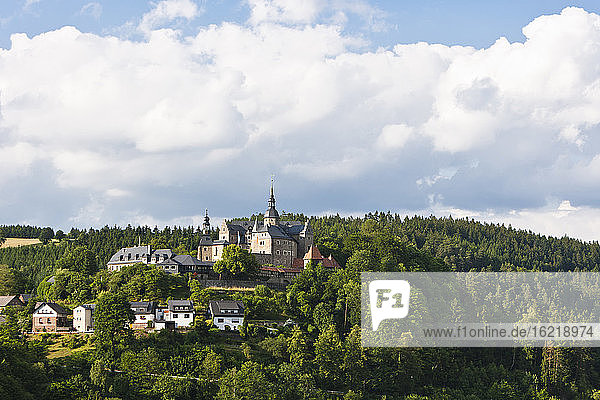 Deutschland  Bayern  Ludwigstadt  Blick auf die Burg Lauenstein