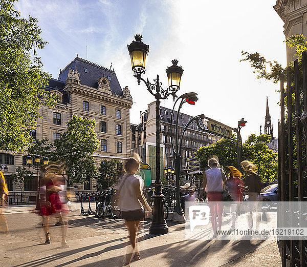 Touristen auf einer Straße in Paris  Frankreich