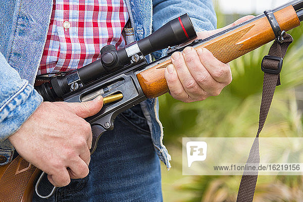 Texas  Cowboy lädt Munition in Jagdgewehr  Nahaufnahme
