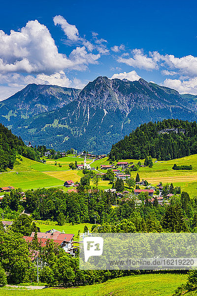 Deutschland  Bayern  Tiefenbach  Ländliches Dorf in den Allgäuer Alpen mit Entschenkopf und Rubihorn im Hintergrund