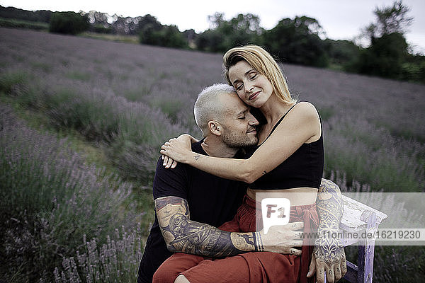 Ehepaar auf Lavendelfeld