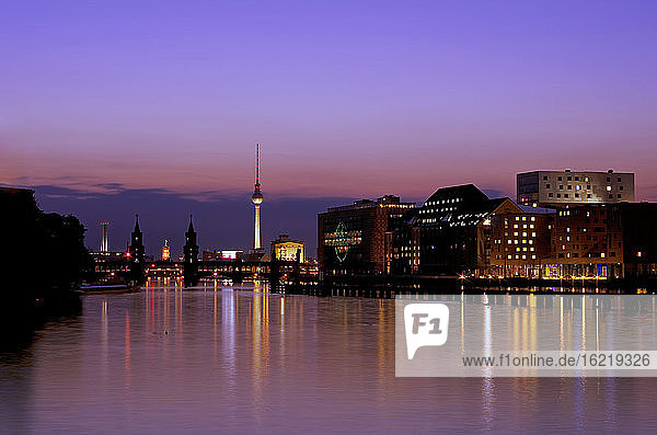 Deutschland  Berlin  Blick auf Skyline mit Spree