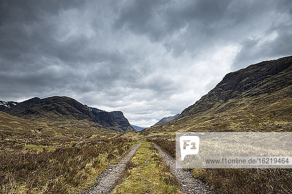 Vereinigtes Königreich  Schottland  Blick auf eine Landstraße  die durch Glen Coe führt