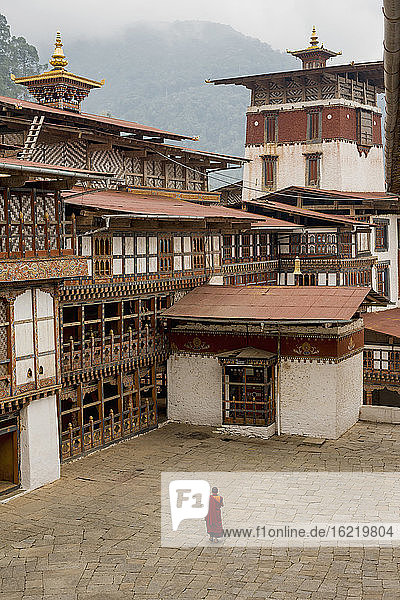 Bhutan  Buddhist im Hof des Trongsa Dzong