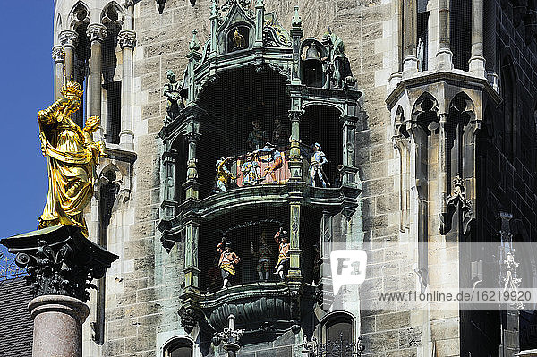 Deutschland  Bayern  München  Statue der Jungfrau Maria und Glockenspiel Uhr