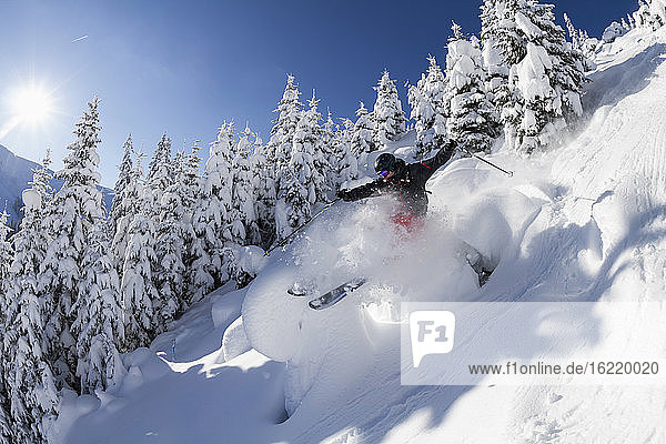 Österreich  Tirol  Mittlerer Erwachsener Mann beim Skifahren im Schnee in Kitzbühel