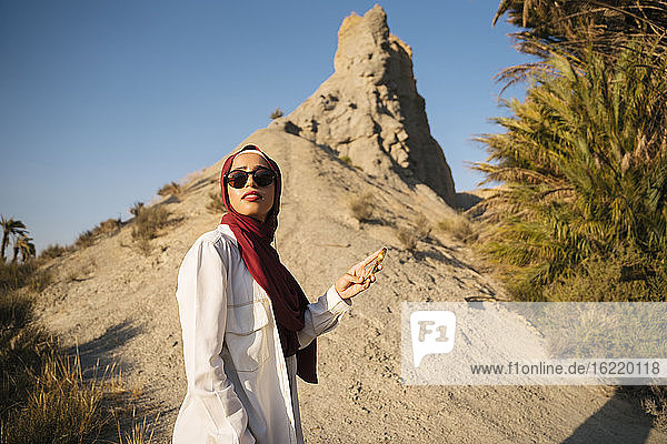 Junge Touristin mit Hidschab und Kompass