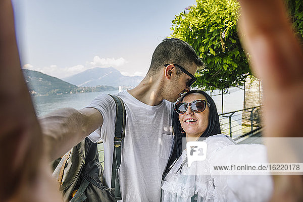 Glückliches junges Paar macht ein Selfie