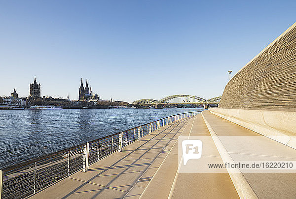Deutschland  Nordrhein-Westfalen  Köln  Rheinboulevard mit Hohenzollernbrücke und Kölner Dom im Hintergrund