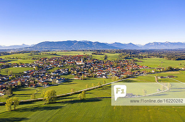 Deutschland  Bayern  Königsdorf  Luftaufnahme eines Dorfes im Alpenvorland im Sommer