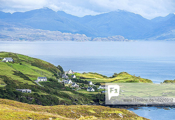 Europa  Großbritannien  Schottland  Hebriden  südöstlich der Isle of Skye  Bauernhöfe am Meer bei Point of Sleat