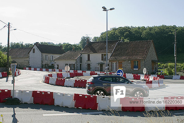 Frankreich  Aubusson  23  provisorische Anlage auf der D990 zur Umleitung des Verkehrs während der Bauarbeiten.
