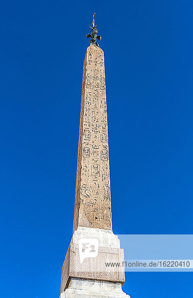 Europa  Italien  Rom  Piazza di Spagna  Ägyptischer Obelisk (obelisco Flaminio  10 v. Chr.)  gekrönt von einem katholischen Kreuz