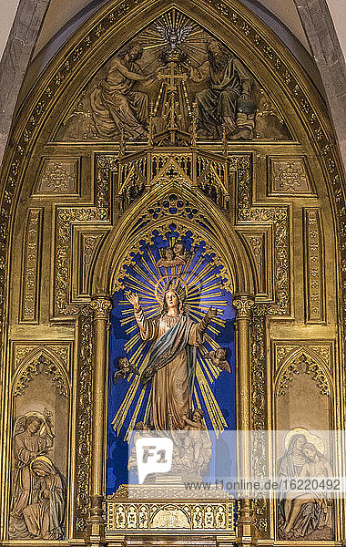 Spanien  Katalonien  Pyrenäen  Naturpark Vulkangebiet Garrotxa  Santa-Pau  goldener Altaraufsatz mit der Statue Marias in der Kirche Santa Maria (16. Jahrhundert)