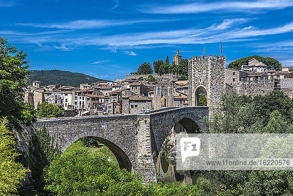 Spanien  Katalonien  Provinz Girona  Besalu  befestigte mittelalterliche Brücke über den Fluss Fluvia (11. Jahrhundert)