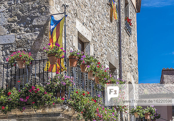 Spanien  Katalonien  Provinz Girona  mittelalterliches Dorf Besalu  geblümter Balkon mit Flagge der autonomen Gemeinschaft