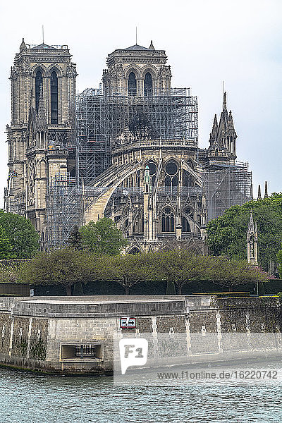 Paris  Frankreich  16. April 2019  Blick auf die Kathedrale Notre-Dame von Paris am Tag nach dem Brand
