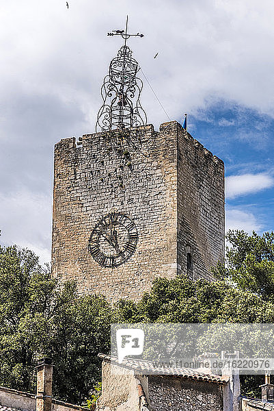 Frankreich  Provence-Alpes-Cote d'Azur  Vaucluse  Pernes-les-Fontaines  Glockenturm (12. Jh.)  schmiedeeiserner Kirchturm (18. Jh.) und eine Wetterfahne mit einer Katze  die eine Maus jagt.