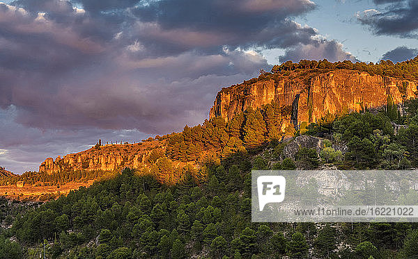 Spanien  Autonome Gemeinschaft Kastilien-La Mancha  Provinz Cuenca  Sonnenuntergang auf dem Berg Cuenca
