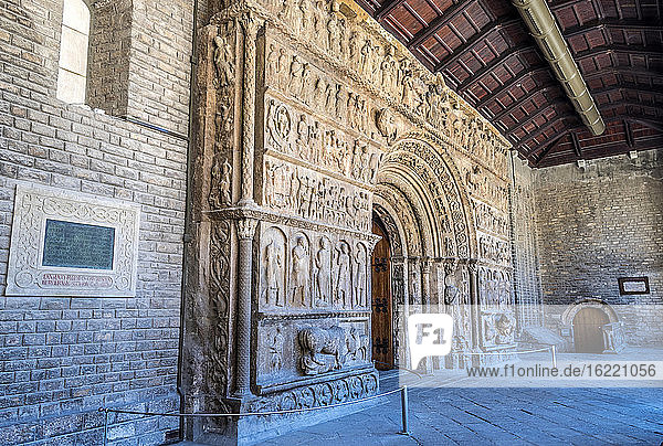 Spanien  Katalonien  Provinz Girona  Ripoll  altes Benediktinerkloster Santa-Maria  Portal (12. Jahrhundert)