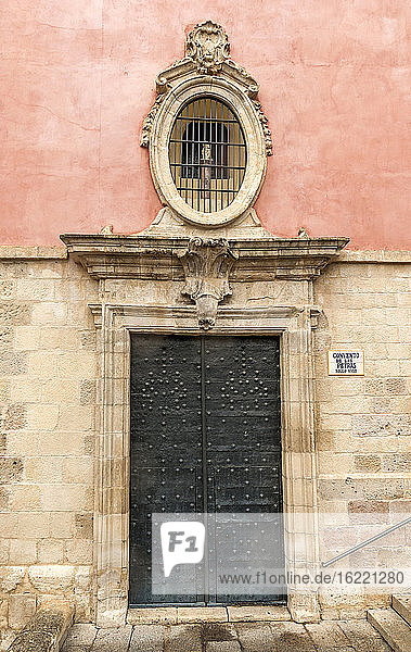 Spanien  autonome Gemeinschaft Kastilien-La Mancha  Stadt Cuenca (UNESCO-Weltkulturerbe) (Schönstes Dorf Spaniens)  Tür des Klosters Las Petras (18. Jahrhundert)