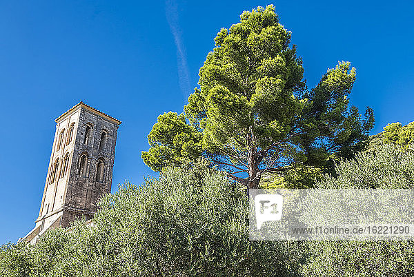 Frankreich  Provence  Vaucluse  Beaumes de Venise  Glockenturm der romanischen Kapelle Notre Dame d'Aubune