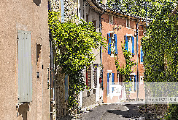 Frankreich  Provence-Alpes-Cote d'Azur  Vaucluse  Pernes-les-Fontaines  traditionelle Häuserzeile