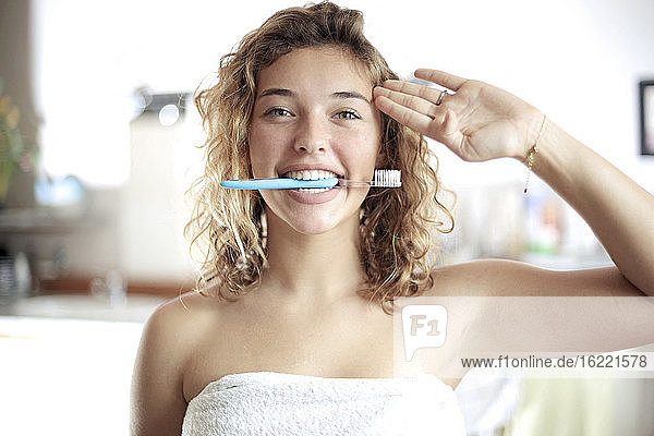 Mädchen im Teenageralter und der Alltag. Zahnhygiene