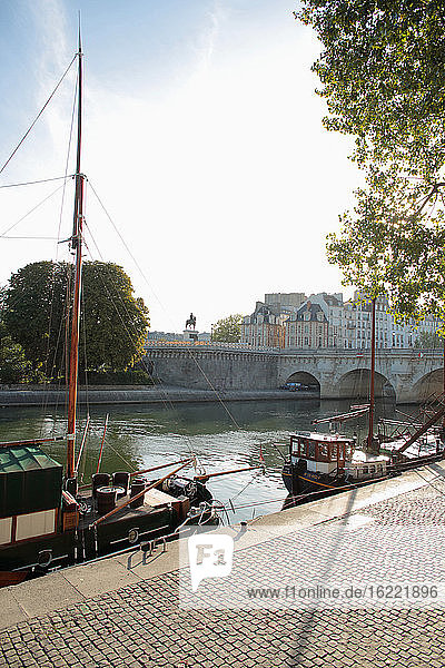 Frankreich  Paris  75  6. Arrondissement  Quai de Conti  Boot  Reiterstandbild von Henri IV. an der Spitze der Ile de la Cite.