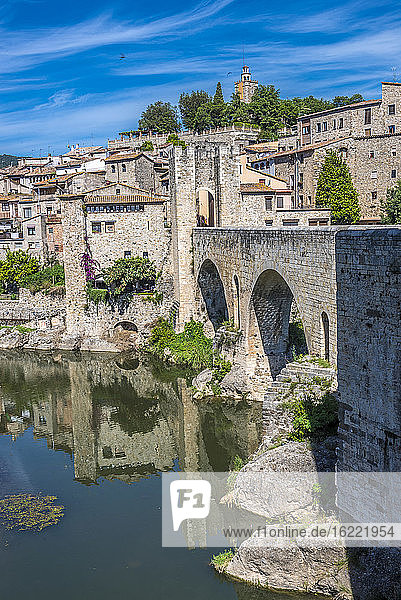 Spain  Catalonia  province of Girona  Besalu  fortified medieval bridge over the Fluvia river (11th century)