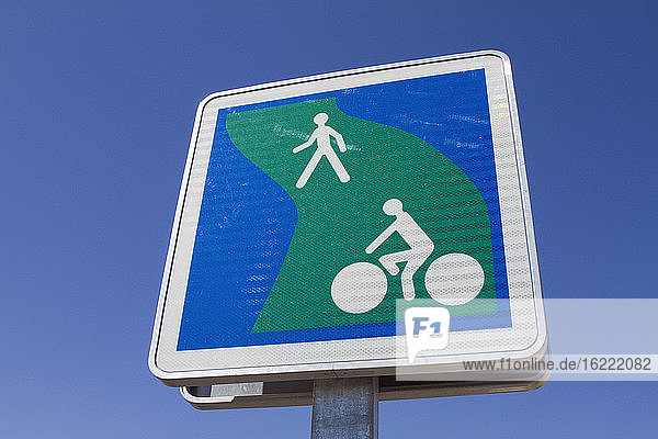 Frankreich  Nantes  44  Nahaufnahme eines Schildes  das auf einen Bürgersteig und einen Radweg hinweist.